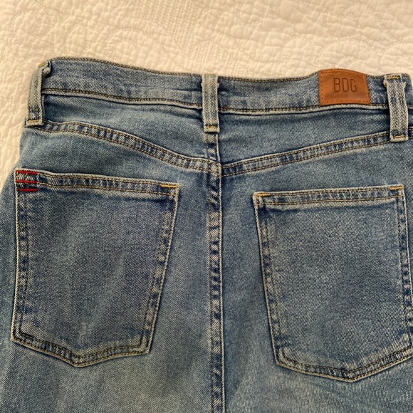 BDG High-Waisted Longline Girlfriend Jean – Medium Wash - Picture 4 of 5